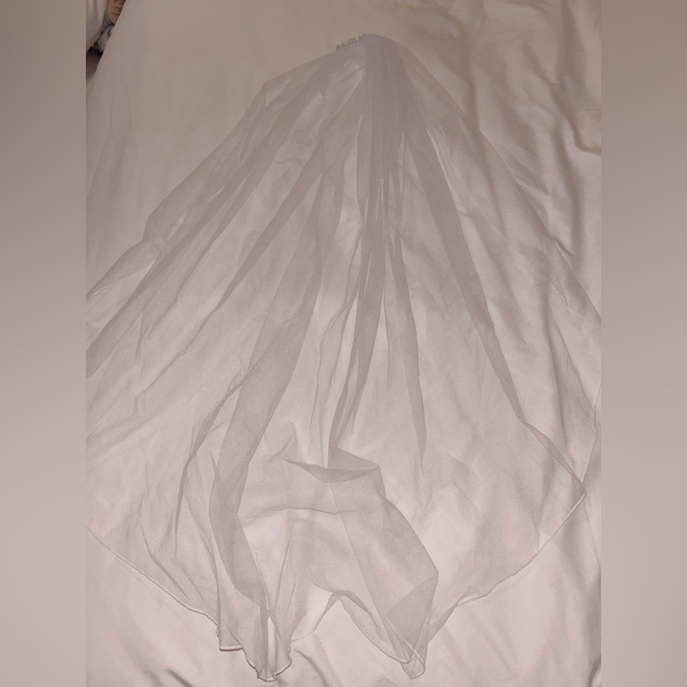 Pencil Edge Soft Wedding Veil, Ivory, Fingertip length.